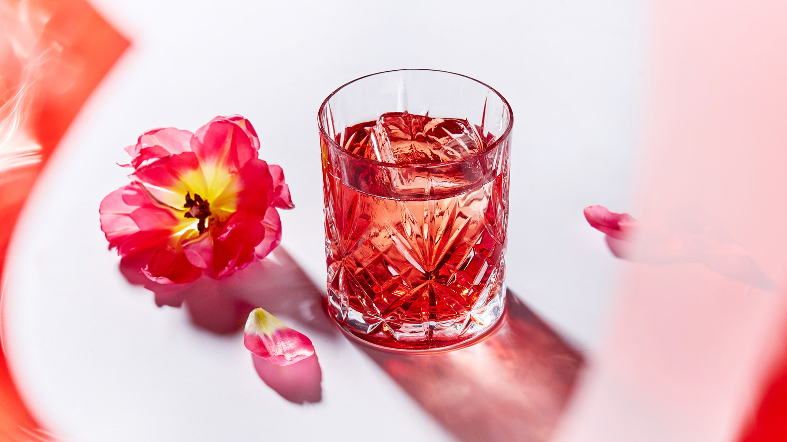 Effortlessly Elevate Your Floral Cocktails With Edible Flowers