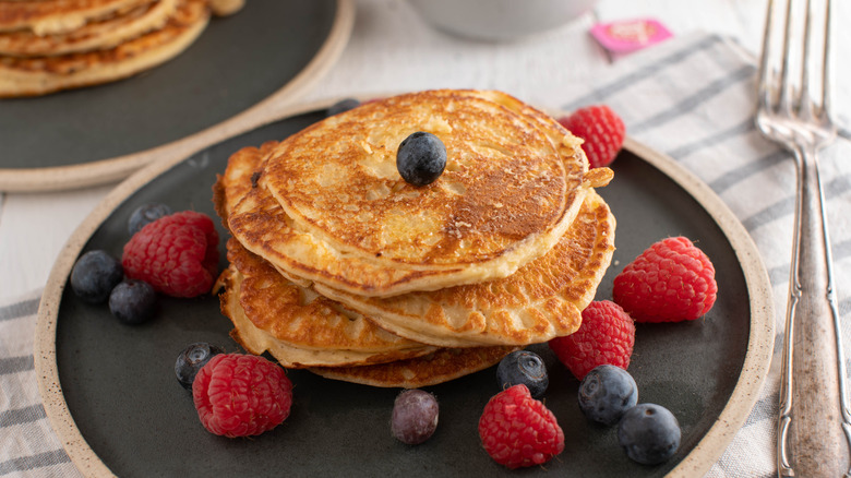 pancakes with berries