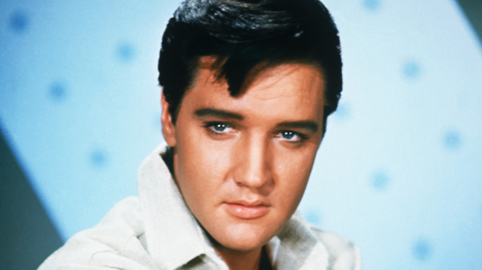 Elvis Presley's Favorite On-Stage Drink May Surprise You - Vimarsana News