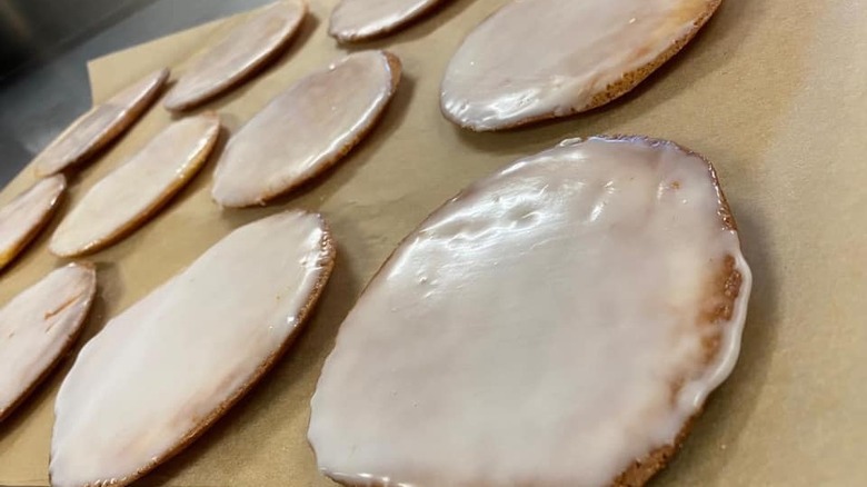 Row of palets de dames