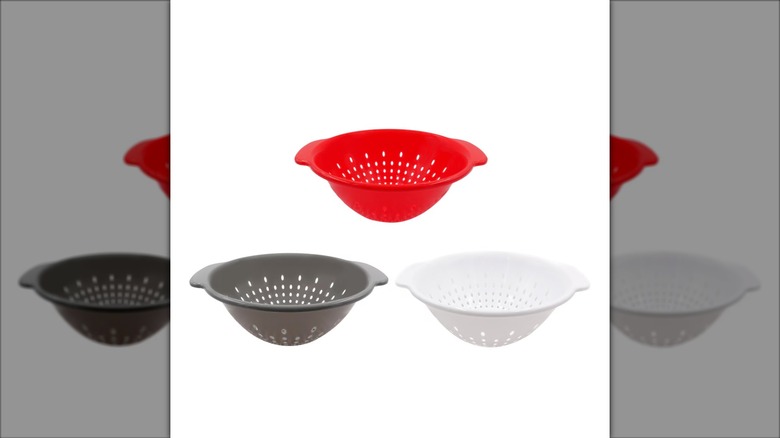 Product image of the colander with handle