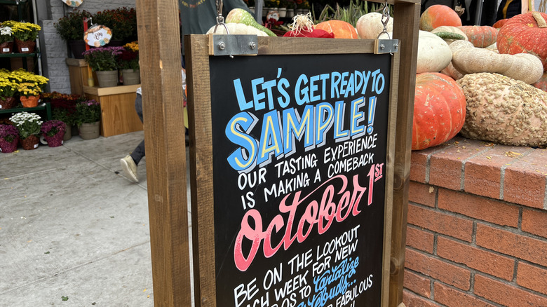 A sign promoting the return of free samples at Trader Joe's after the Covid-19 pandemic