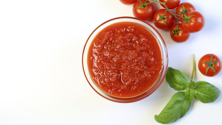 Tomato sauce with basil