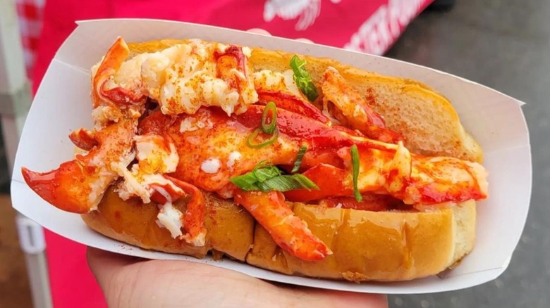 Fresh lobster roll