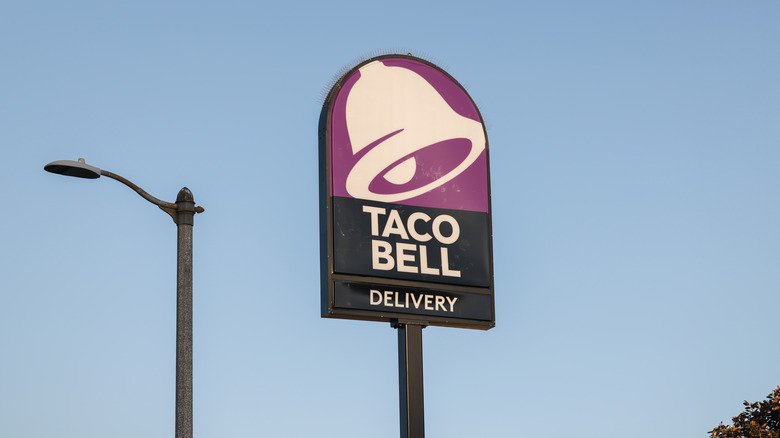 taco bell restaurant sign