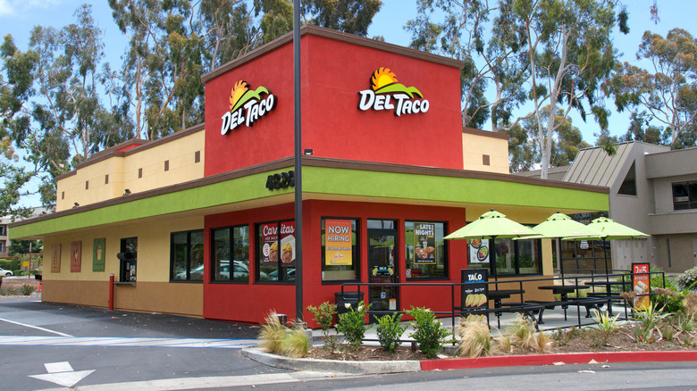 Del Taco restaurant exterior