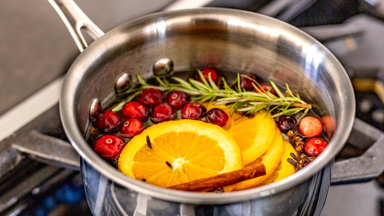 citrusy simmer pot with rosemary, oranges, cranberries