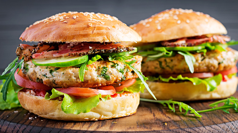 turkey burgers with salad toppings