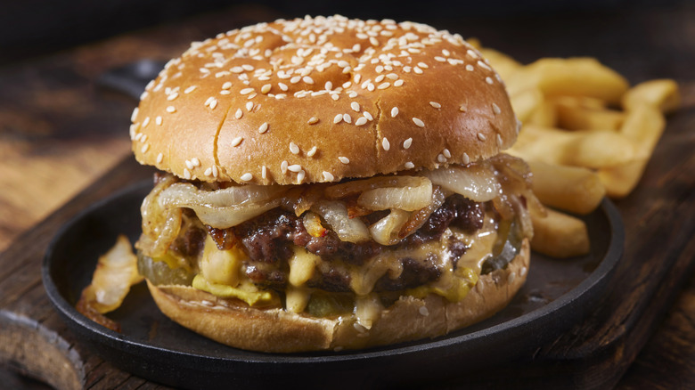 cheeseburger with onions