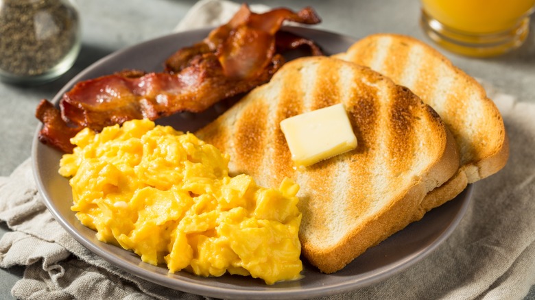 Scrambled eggs with bacon and toast