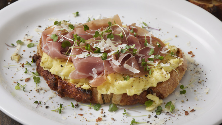 Scrambled eggs on bread with pork