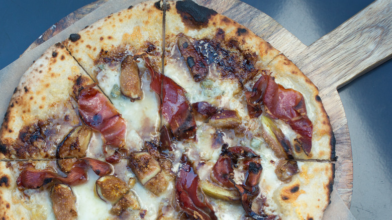 fig pizza with speck