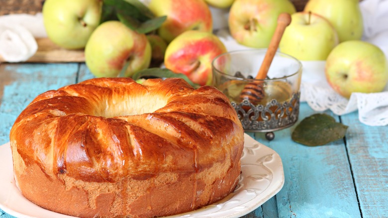 Apple bundt cake and apples