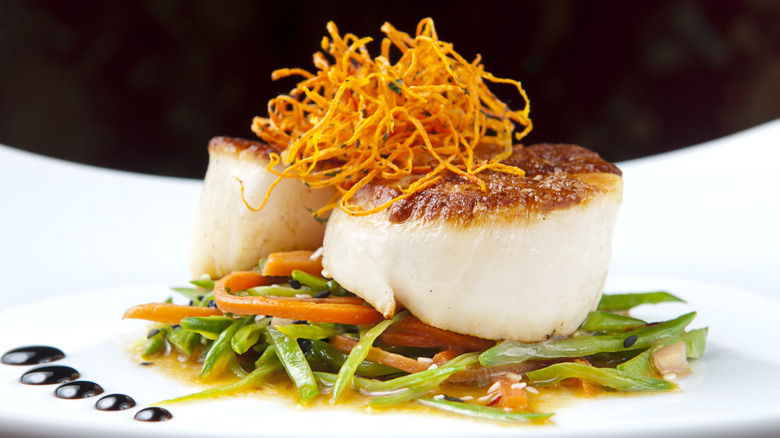 Seared scallops on vegetables