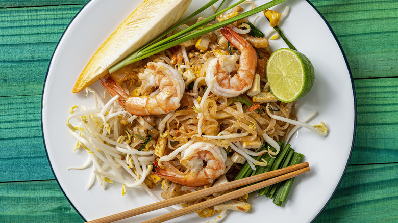 plate of shrimp pad thai