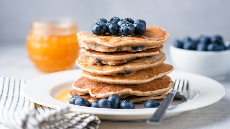 blueberry pancakes with bluberries