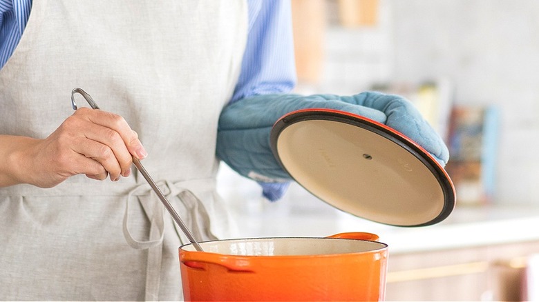 Lifting pot lid with oven mitt