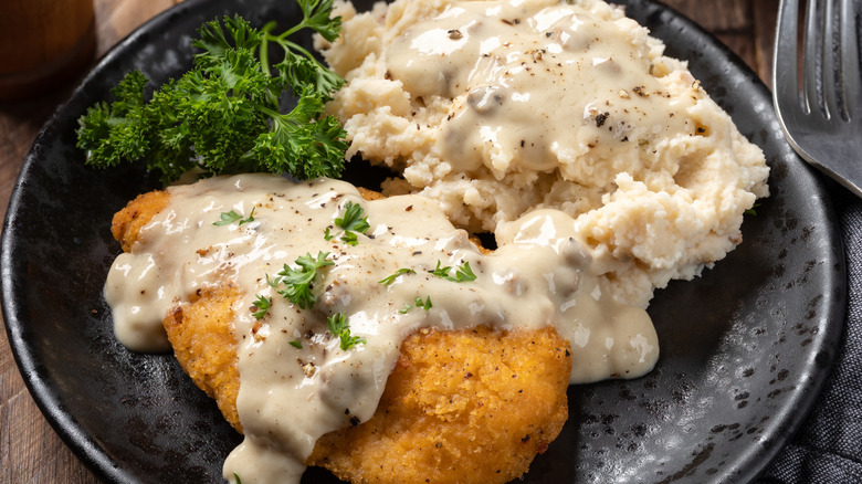 Fried chicken with mashed potatoes and gravy