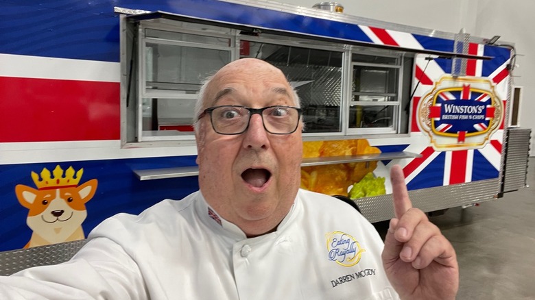 McGrady pointing to food truck