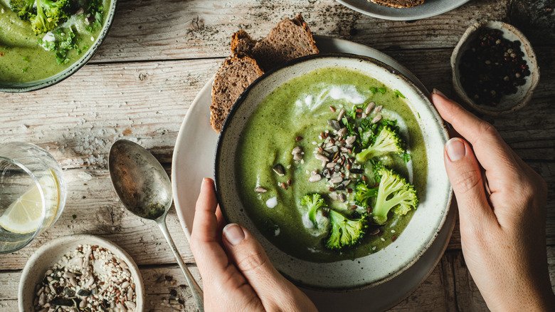 Broccoli soup with bread