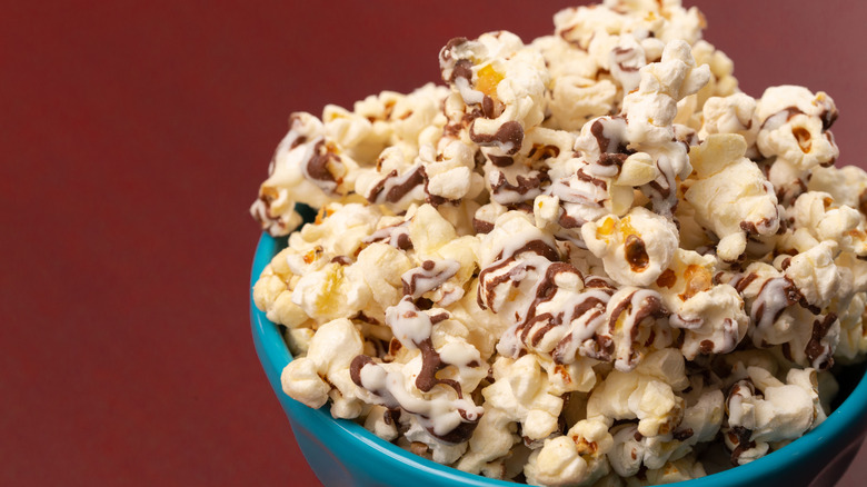 Popcorn drizzled with milk and white chocolate