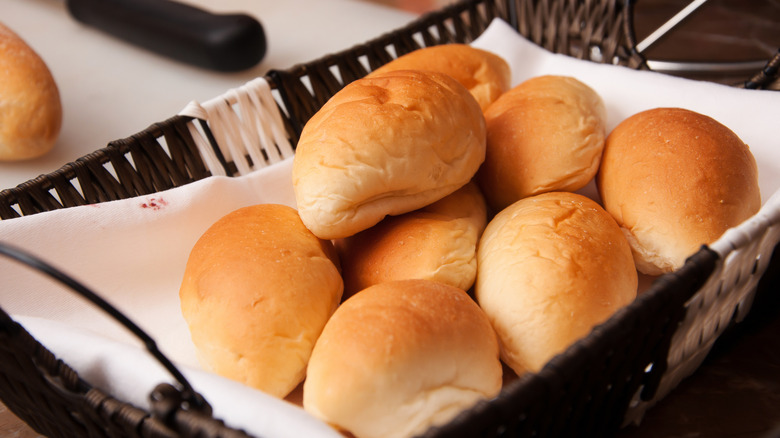 A basket of bread rolls