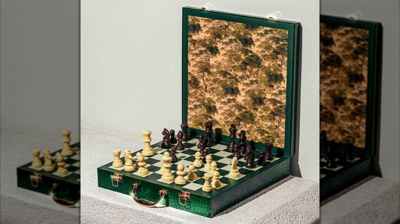 Compartés Luxury Grandmaster Chocolate Chess Pieces Set