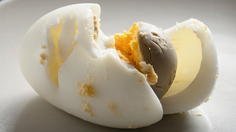 Hard-boiled egg gray yolk