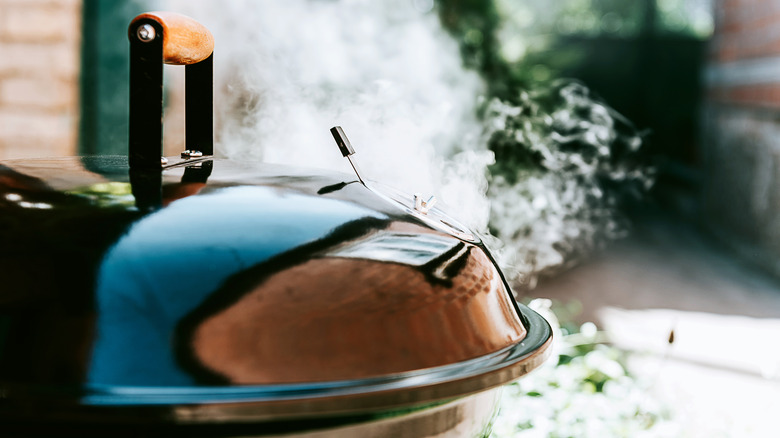 smoking grill with closed lid