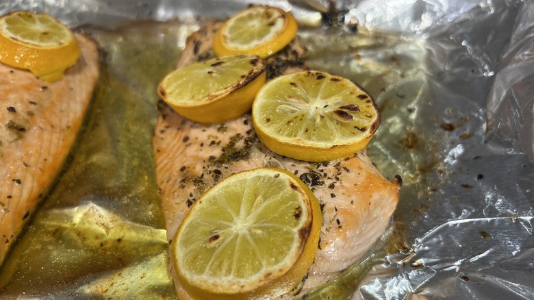 Grilled salmon with lemon