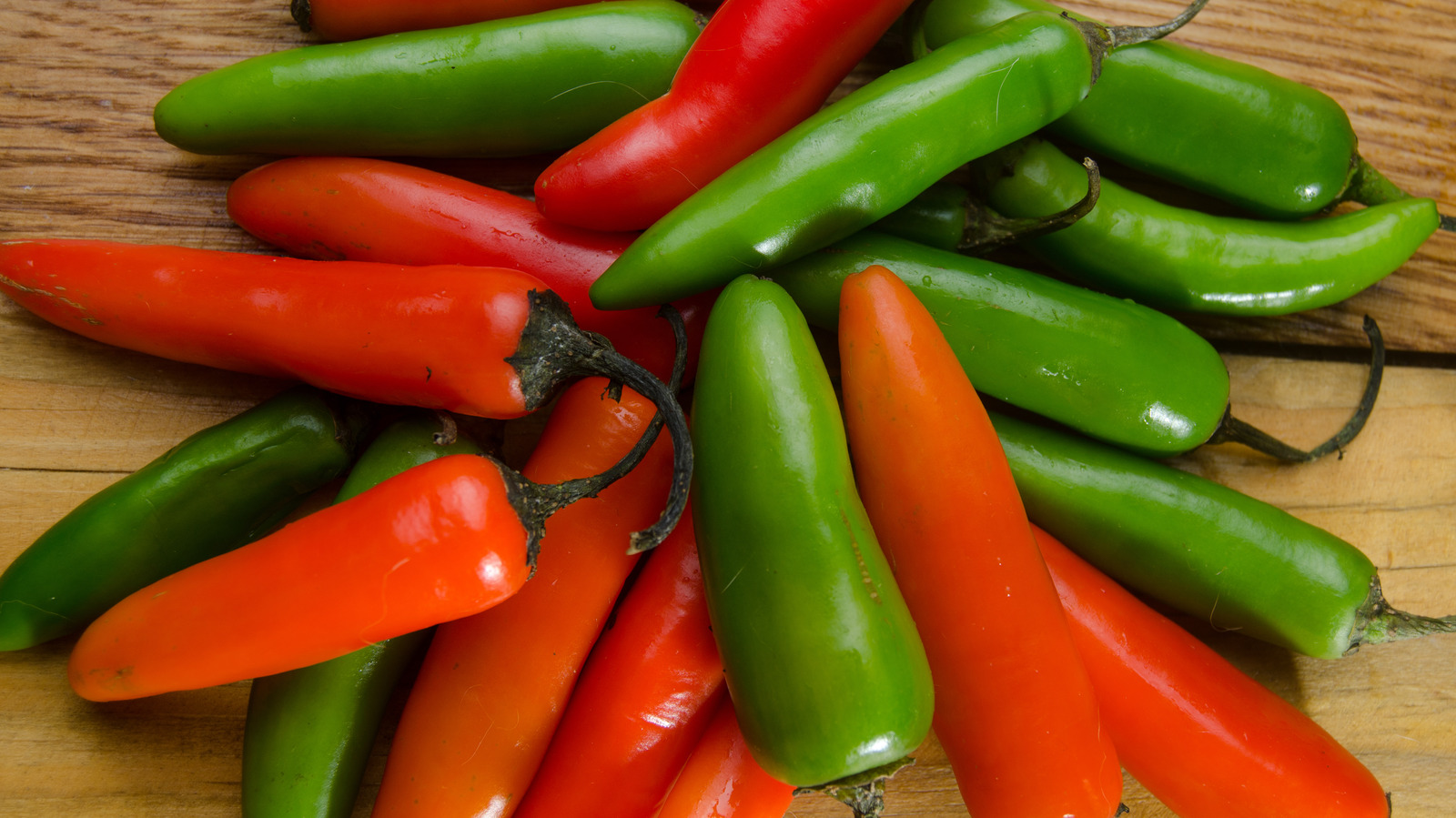 Here Are The Main Differences Between Jalapeño And Serrano Peppers - Vimarsana News