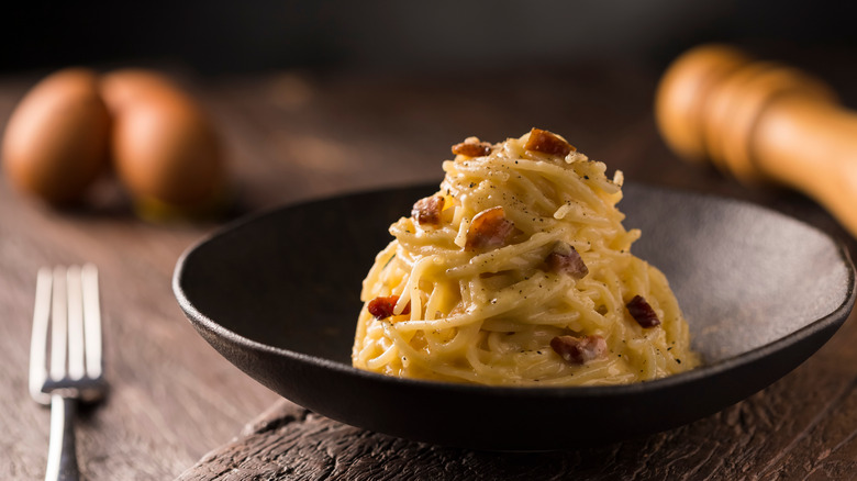 Pasta alla carbonara in bowl