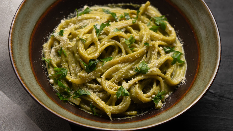 espagueti verde with bowl