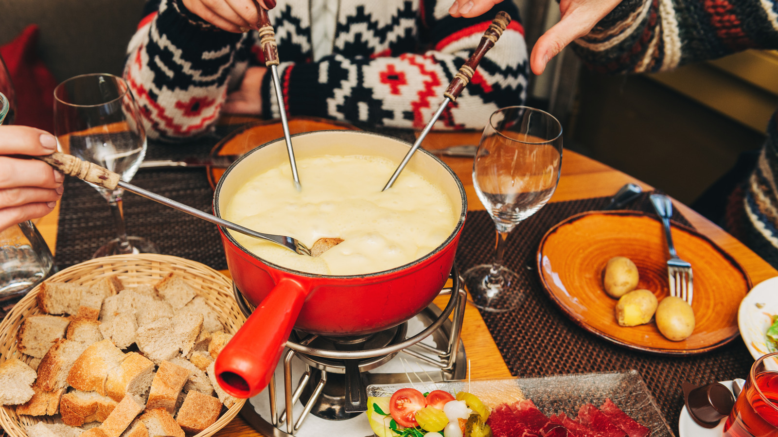 Here's What You Need To Know About Fondue Etiquette
