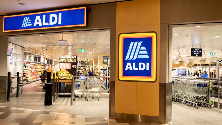 entrance to Aldi grocery store