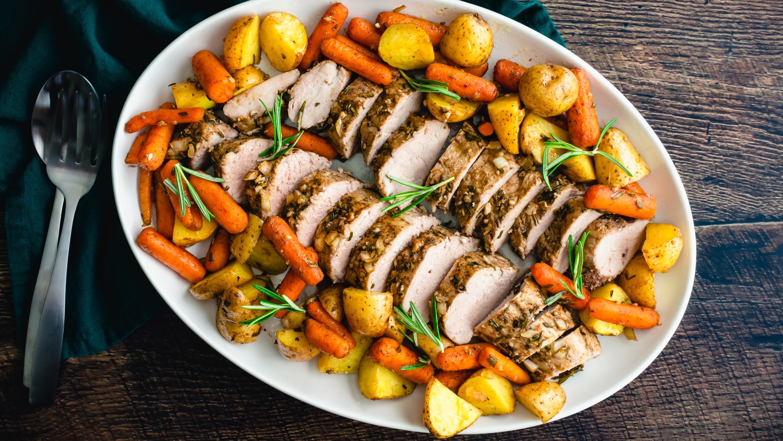 Here's What's Typically Served With A Classic Pork Tenderloin - Vimarsana News
