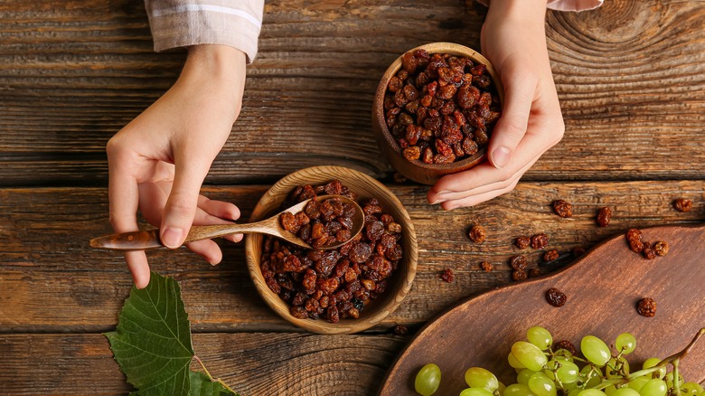 Raisins in wooden bowls 