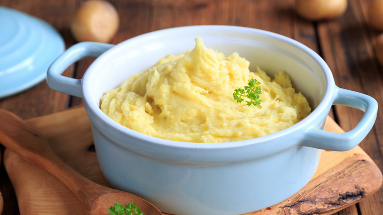 bowl of mashed potatoes