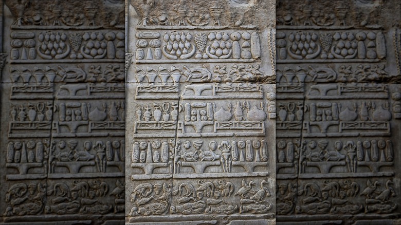 Egyptian hieroglyph of different breads