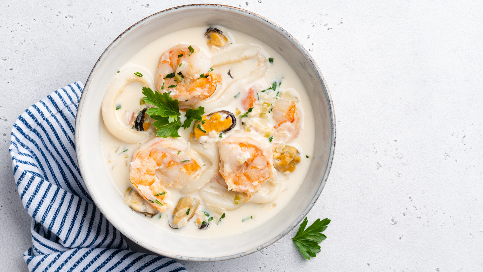 https://www.thedailymeal.com/img/gallery/homemade-fish-stock-is-key-for-for-flavorful-chowder/l-intro-1672982956.jpg