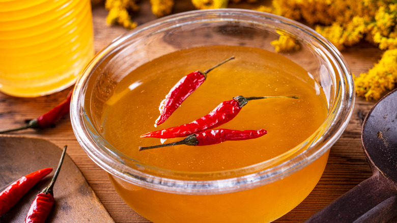 Chiles infusing honey