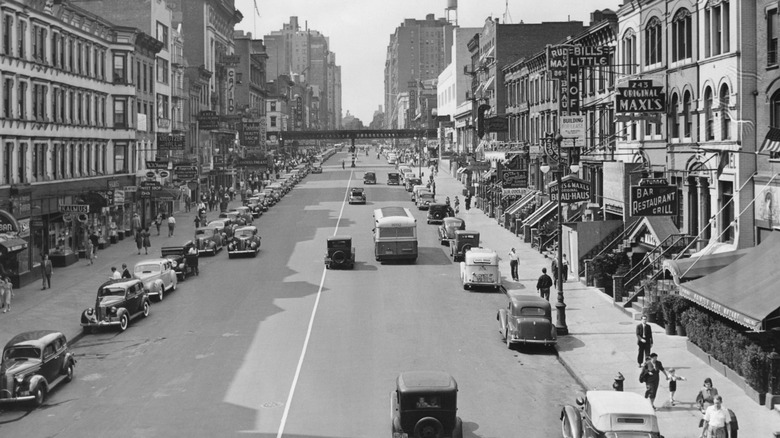 A busy street with cars in 1930s NYC