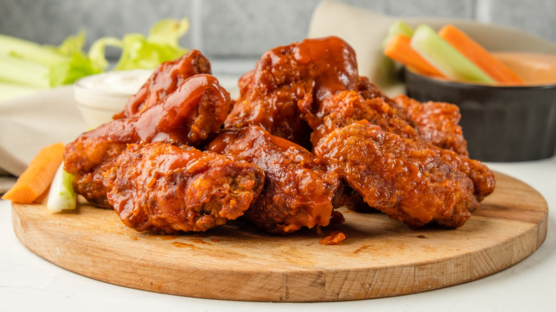 A plate of buffallo chicken wings
