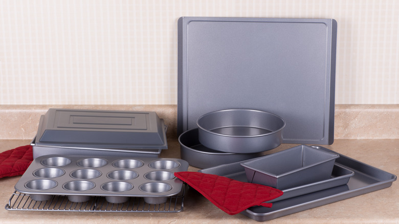 Assorted baking pans with mitts