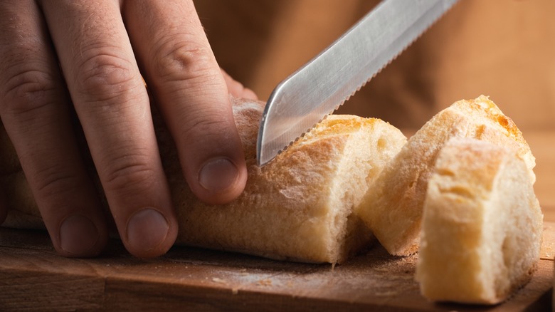 Slicing bread with serrated knife 
