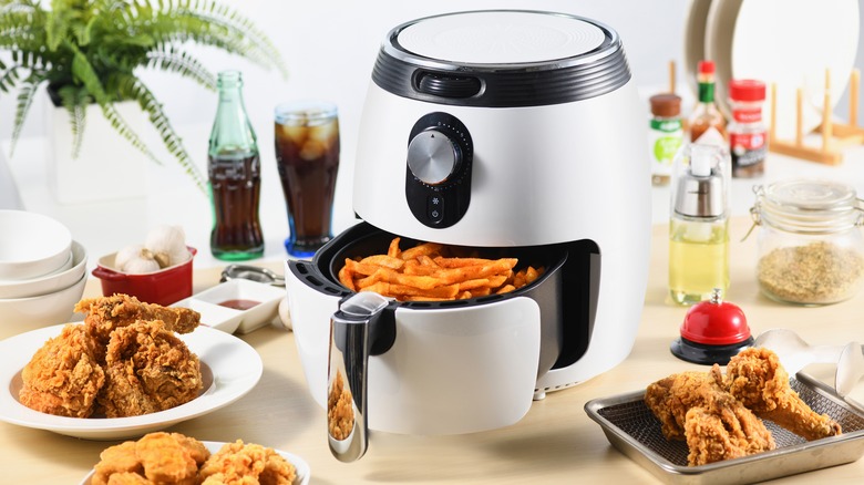 Air fryer with food surrounding