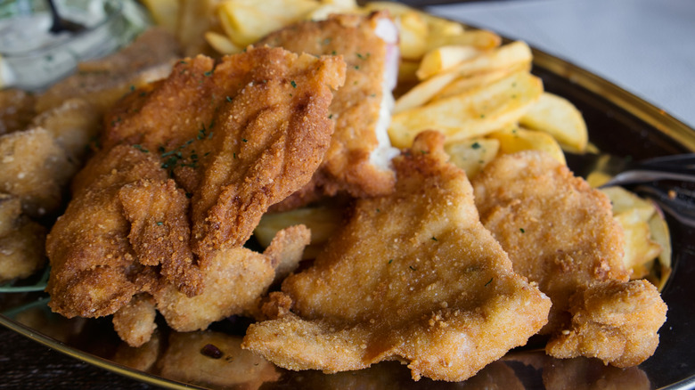 Pohani v with fries on plate