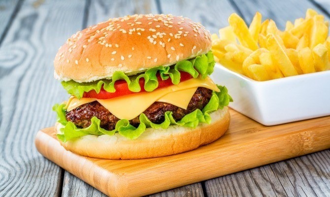 How Many Calories in a Cheeseburger?