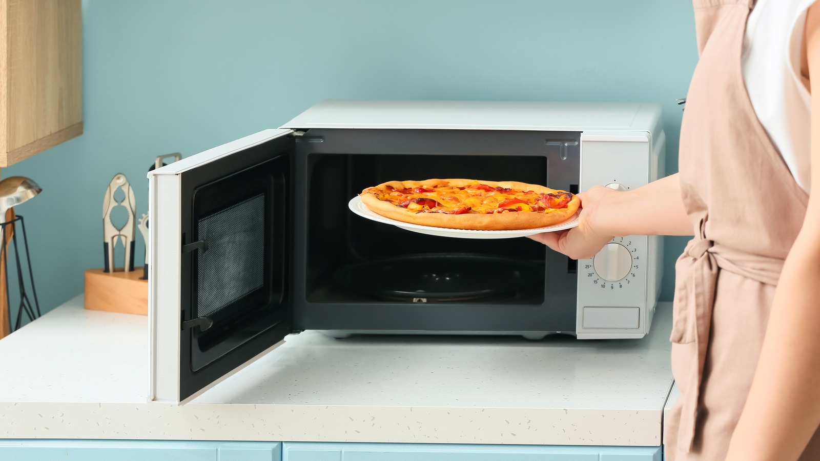https://www.thedailymeal.com/img/gallery/how-many-times-can-you-reheat-leftover-frozen-pizza/l-intro-1693424654.jpg