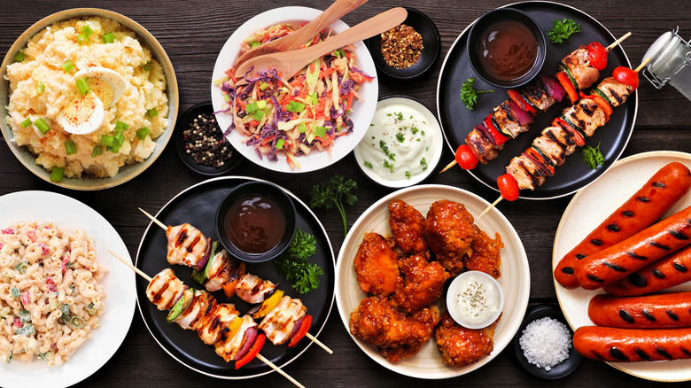 Overview of barbecue dishes and sides